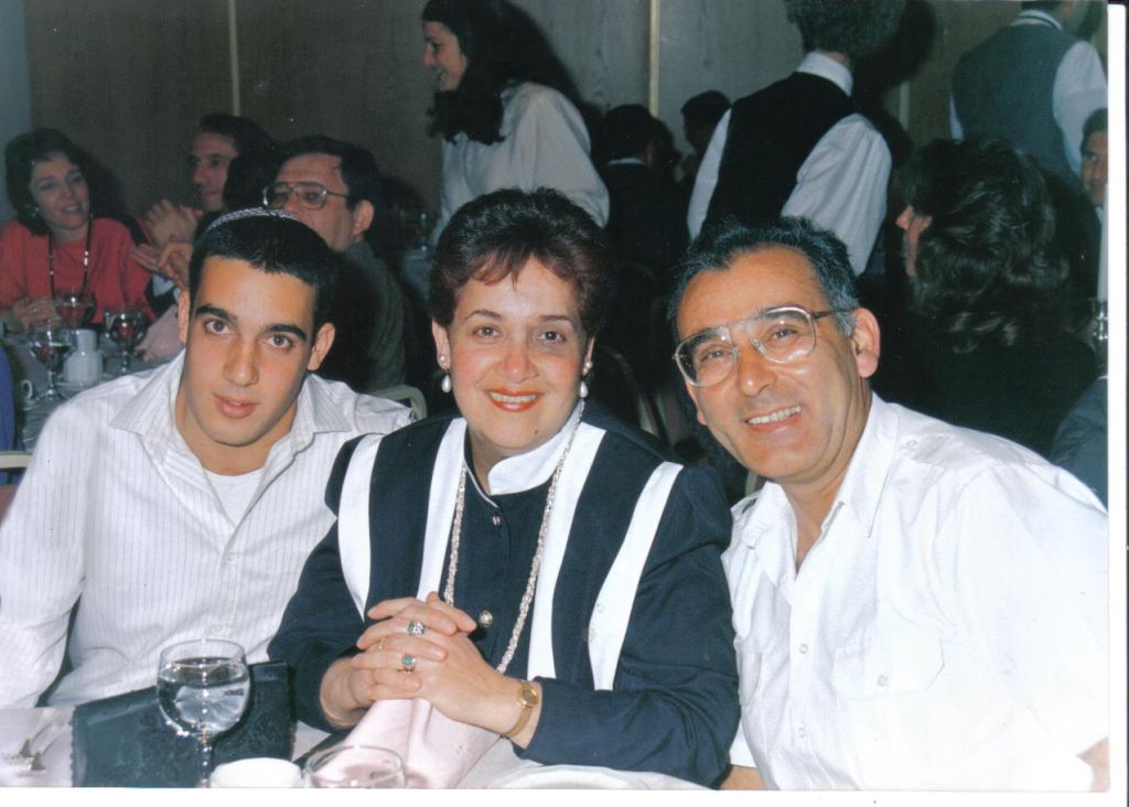 Ruti y Yair Levy con su hijo Eyal(z