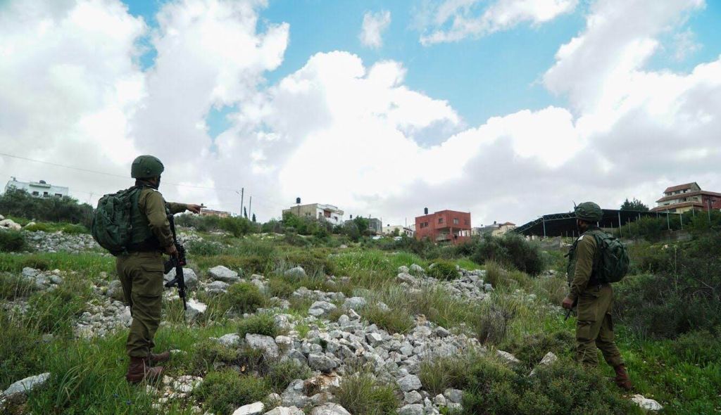Tropas israelíes rastreando la zona aledaña a Salfit