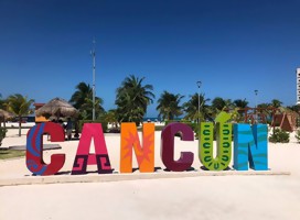 El adorno en una de las playas, letras multicolores que forman la palabra Cancún