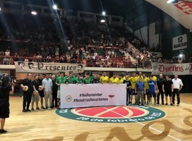 Los equipos de basketbol Aguada y Hebraica Macabi, con sus DTS, en la cancha de Aguada, con la pancarta WeRemember Nosotros Recordamos