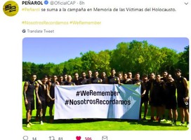 El plantel de Peñarol con la pancarta blanca en la que dice el hashtag WeRemember con la traducción al español NosotrosRecordamos