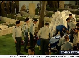 El entierro del soldado recuperado Zejaria Baumel en el cementerio militar en Jerusalem