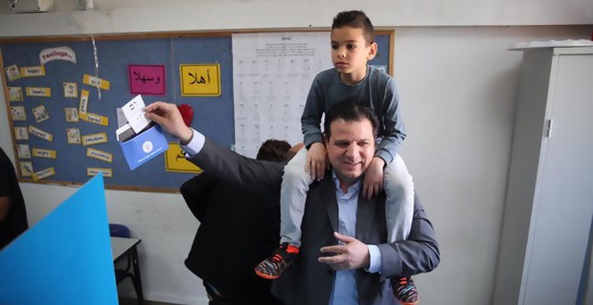 El diputado Ayman Odeh votando, con su hijo al hombro, este martes 9 de abril, en Israel