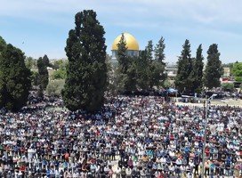 Decenas de miles oraron dentro y fuera de la mezquita de Al Aksa