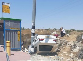 El coche usado para el ataque, dado vuelta