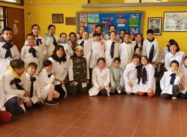 Bailando y acercando, en la escuela Ana Vinocur