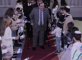 Presidente Giammattei es recibido por los niños de la Comunidad Judía de Guatemala. 