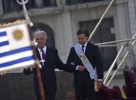 El Presidente saliente Tabaré Vázquez, del brazo de su sucesor Luis Lacalle Pou (Foto: Twitter)