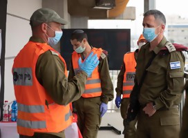 El Comandante en Jefe de Tzahal visitó la ciudad de Bnei Brak, cerrada por el Coronavirus, al iniciarse el operativo de ayuda a la población