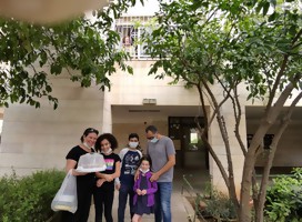 Saludo de Pesaj por la ventana, con una familia uruguaya israelí