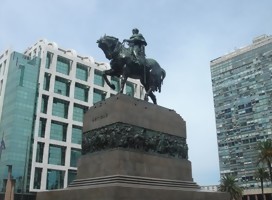 Entre el Artigas de bronce y el gran bailarín