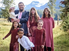 Con 5 niños adoptados y una familia con diversidad, el rabino de Jabad en Montana y su esposa, sienten que cumplen una misión