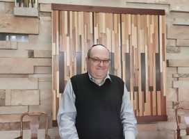 El Rabino Dani, junto al libro de la Torá