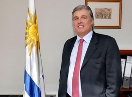 El Ministro de RREE de Uruguay Francisco Bustillo junto a la bandera uruguaya