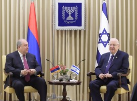 El Presidente de Armenia Dr. Sarkissian (izq), sentado mirando al presidente de Israel Reuven Rivlin. En el medio una mesa con dos pequeñas banderas, de los respectivos países. Detrás de cada presidente, una bandera grande del país. En el medio, sobre la 