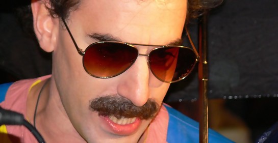 https://commons.wikimedia.org/wiki/File:Borat_Sacha_Baron_Cohen.jpg#/media/Archivo:Borat_Sacha_Baron_Cohen.jpg