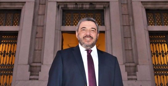 El Senador Mario Bergara (FA) saluda a Semanario Hebreo en sus 60