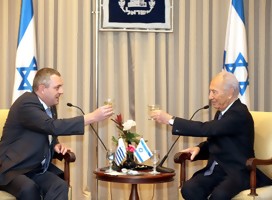 Greiver y Peres brindando. De fondo, la bandera de Israel.