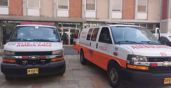 Dos ambulancias, una israelí y una palestina, estacionadas juntas en Hadassah