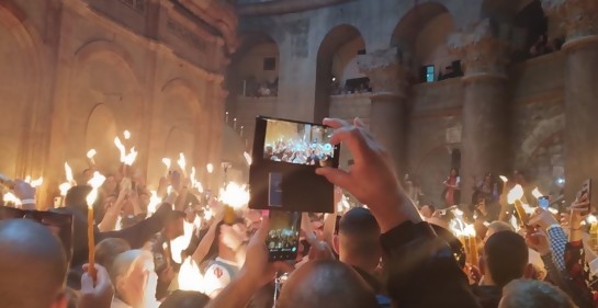 Se llevó a cabo la ceremonia del fuego sagrado en el Santo Sepulcro