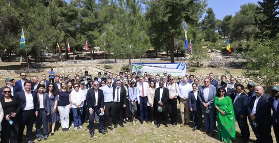75 Embajadores plantaron 75 árboles en honor a los 75 años de Israel